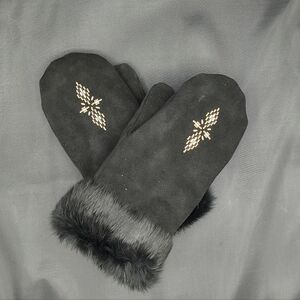 Manitobah Mukluks Black Mittens
